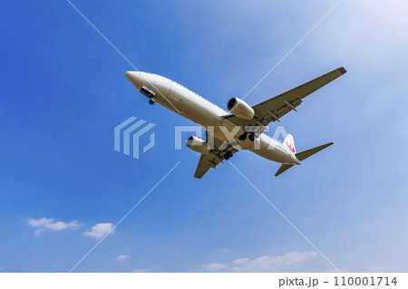 伊丹空港の風景 青空と着陸中の飛行機 大阪府豊中市 伊丹空港の風景 青空と着陸中の飛行機 大阪府豊中市 110001714
