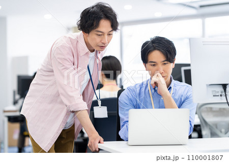 オフィスで働く若いエンジニア 110001807