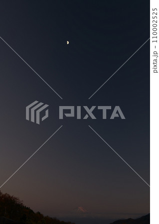 富士山の上、夕空高く昇った月齢7.7の月 富士山の上、夕空高く昇った月齢7.7の月 110002525