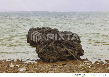 沖縄県石垣島のマエサトビーチから見える風景 110002654