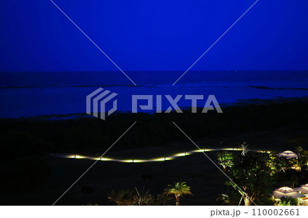 沖縄県石垣島のマエサトビーチの夜景 110002661