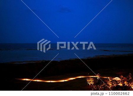沖縄県石垣島のマエサトビーチの夜景 110002662