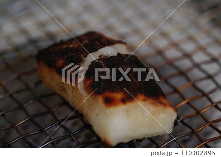 網で焼く餅 110002895