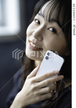 スマホを使う若い女性 110003130