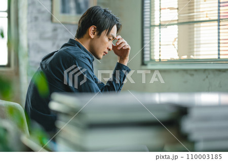 クールな男性のポートレート 110003185