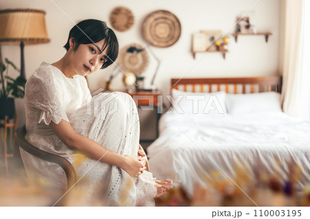 屋内　女性ポートレート撮影 110003195