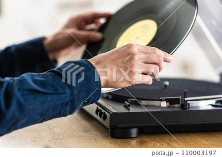 クールな男性のポートレート 110003197