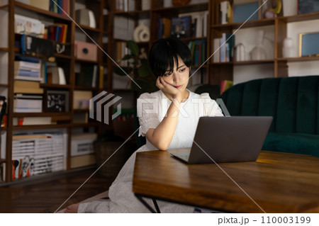 屋内　女性ポートレート撮影 110003199