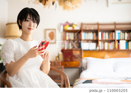 屋内　女性ポートレート撮影 110003205