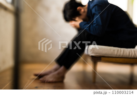 クールな男性のポートレート 110003214