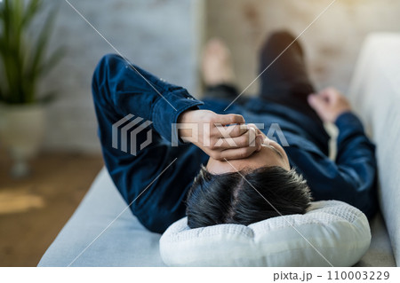 クールな男性のポートレート 110003229