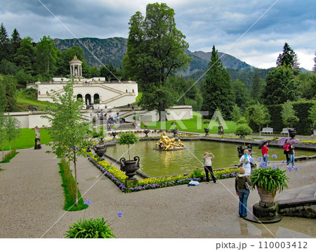 リンダーホーフ城の美しい庭園, バイエルン, ドイツ 110003412
