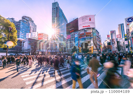 日本の東京都市景観 師走の慌ただしさ…賑わう渋谷。光と影…明日へ希望の光・輝きの時代へ…＝23日 110004189