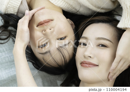 仲良しの二人の女性 110004194
