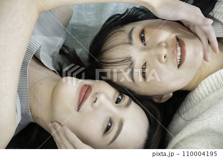 仲良しの二人の女性 仲良しの二人の女性 110004195