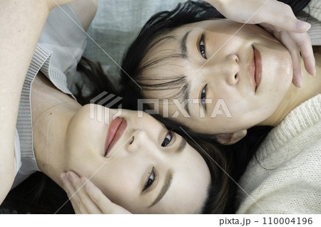 仲良しの二人の女性 110004196