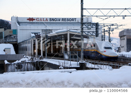 冬の上越新幹線ガーラ湯沢駅に到着するE4系旧塗装 冬の上越新幹線ガーラ湯沢駅に到着するE4系旧塗装 110004566