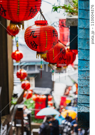 台湾　雨の九份 110004876