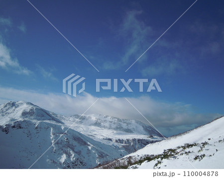 春の雪山 110004878