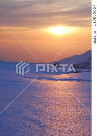 春の雪山夕景 春の雪山夕景 110005067