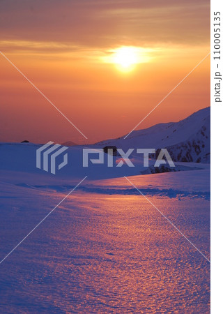 絶景日没春の雪山 絶景日没春の雪山 110005135
