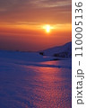 春の雪山夕日 110005136