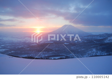 雪山登山の日の出羊蹄山 雪山登山の日の出羊蹄山 110005142