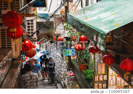 台湾　雨の九份 110005387