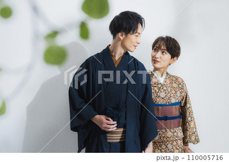 番傘をさした着物姿の男女 番傘をさした着物姿の男女 110005716