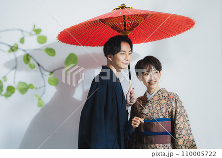 番傘をさした着物姿の男女 番傘をさした着物姿の男女 110005722