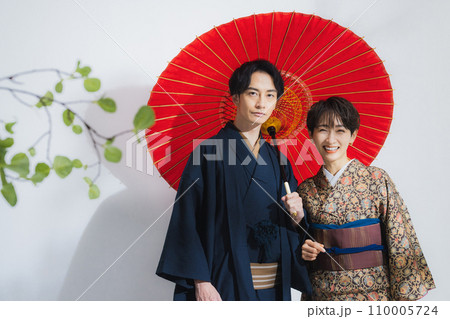 番傘をさした着物姿の男女 番傘をさした着物姿の男女 110005724