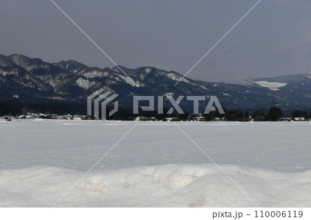 寒い冬の静かな長井の町外れの風景 110006119
