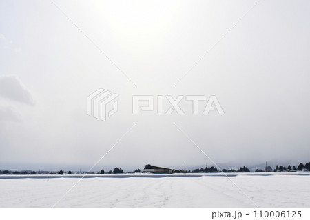 白い雪が田畑に積もり太陽が輝いていた長井の町外れの風景 白い雪が田畑に積もり太陽が輝いていた長井の町外れの風景 110006125