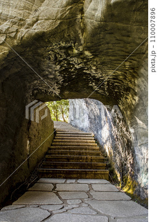 千葉県鋸南町 鋸山日本寺 千五百羅漢 薜蘿洞 110007896