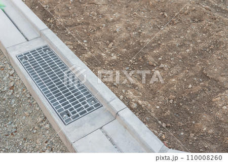 スリット側溝とグレーチング 110008260
