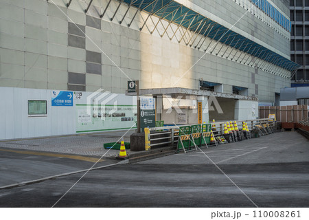 新宿駅西口地区の解体工事 110008261