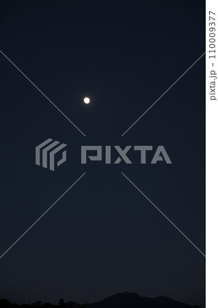 木星を伴って高く昇る月齢11.7の十三夜の月 110009377
