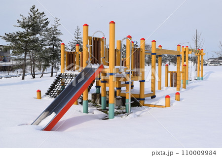 児童公園の遊具 降雪風景 110009984