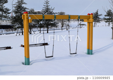 児童公園の遊具 降雪風景 110009985