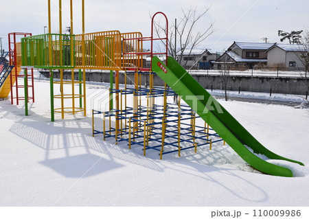 児童公園の遊具 降雪風景 児童公園の遊具 降雪風景 110009986