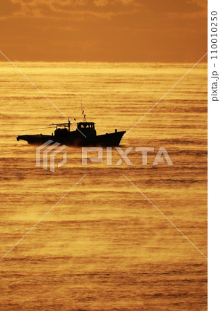 極寒の海に気嵐が発生する 110010250