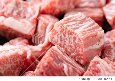 サイコロステーキ用にカットした牛肉(ヒレ)のアップ。 110010274