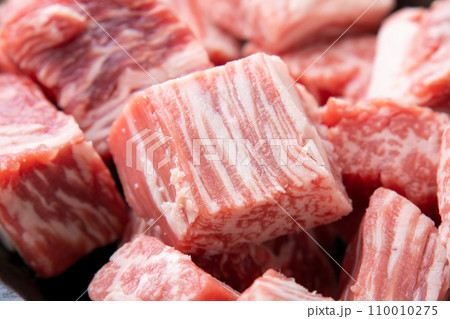 サイコロステーキ用にカットした牛肉(ヒレ)のアップ。 110010275