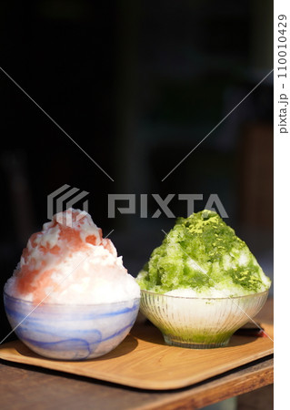 横浜の日本庭園内にある飲食店がかき氷を売る夏の店先の風景 110010429
