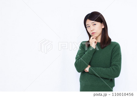 真剣に悩んでいる40代の女性 110010456