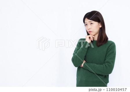 真剣に悩んでいる40代の女性 真剣に悩んでいる40代の女性 110010457