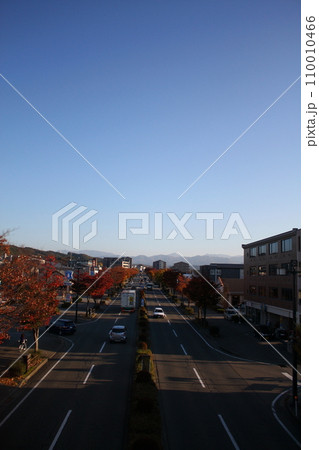 夕暮れ時の金沢 山側環状道路/石川県道22号線(日本 石川県金沢市) 夕暮れ時の金沢 山側環状道路/石川県道22号線(日本 石川県金沢市) 110010466