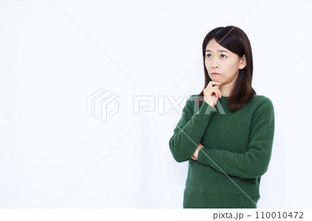 真剣に悩んでいる30代の女性 110010472