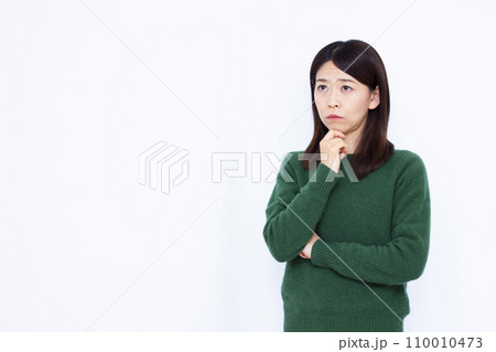 真剣に悩んでいる30代の女性 真剣に悩んでいる30代の女性 110010473