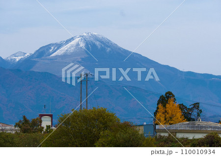 雪化粧した伊吹山とびわの町並み 110010934